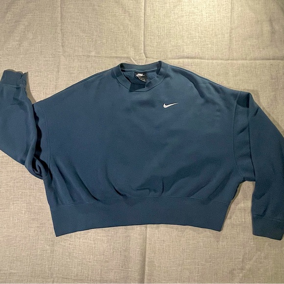 Nike Sweaters - NIKE crew neck with batwing